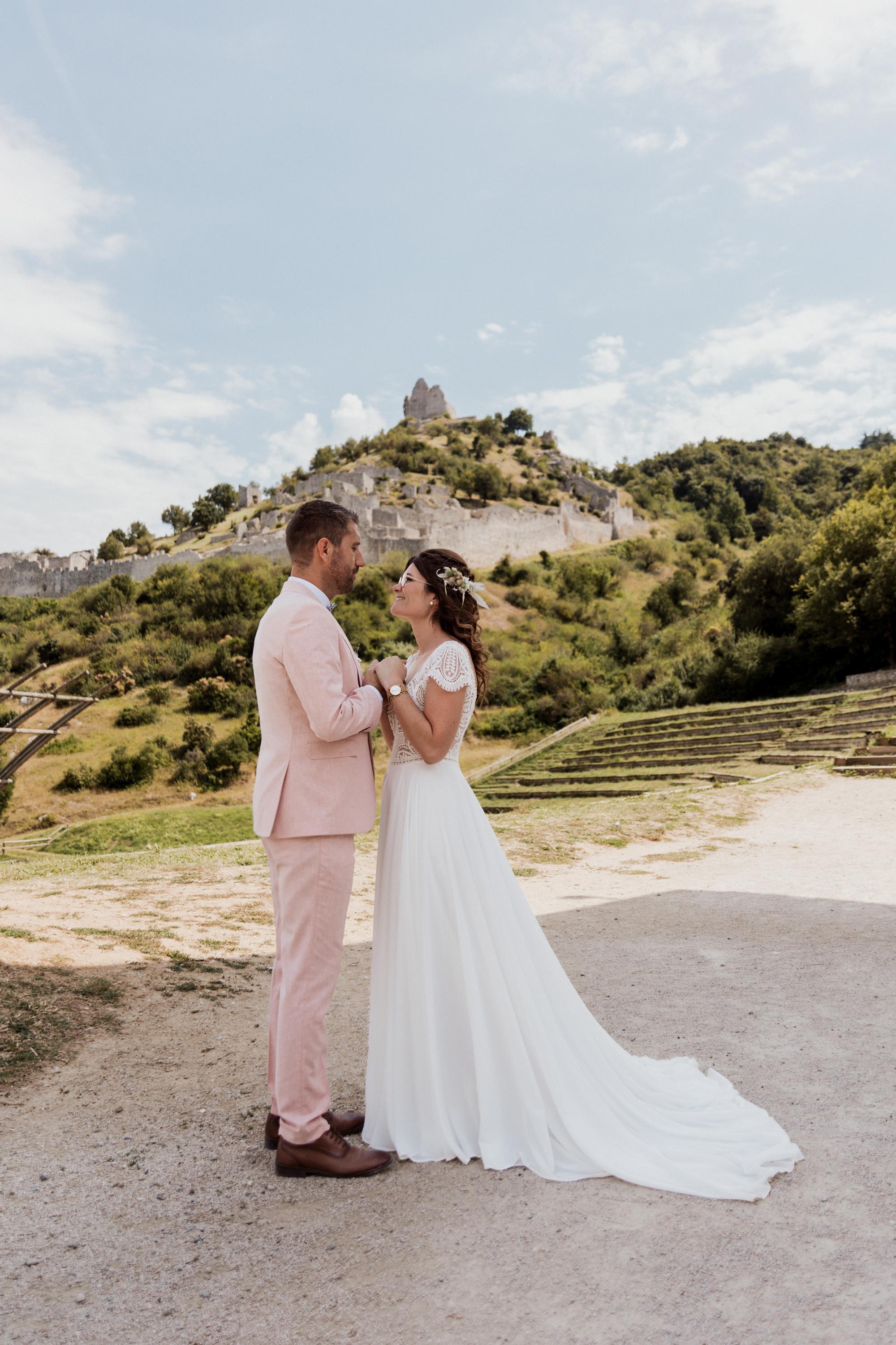 Pareja en escena editorial de boda