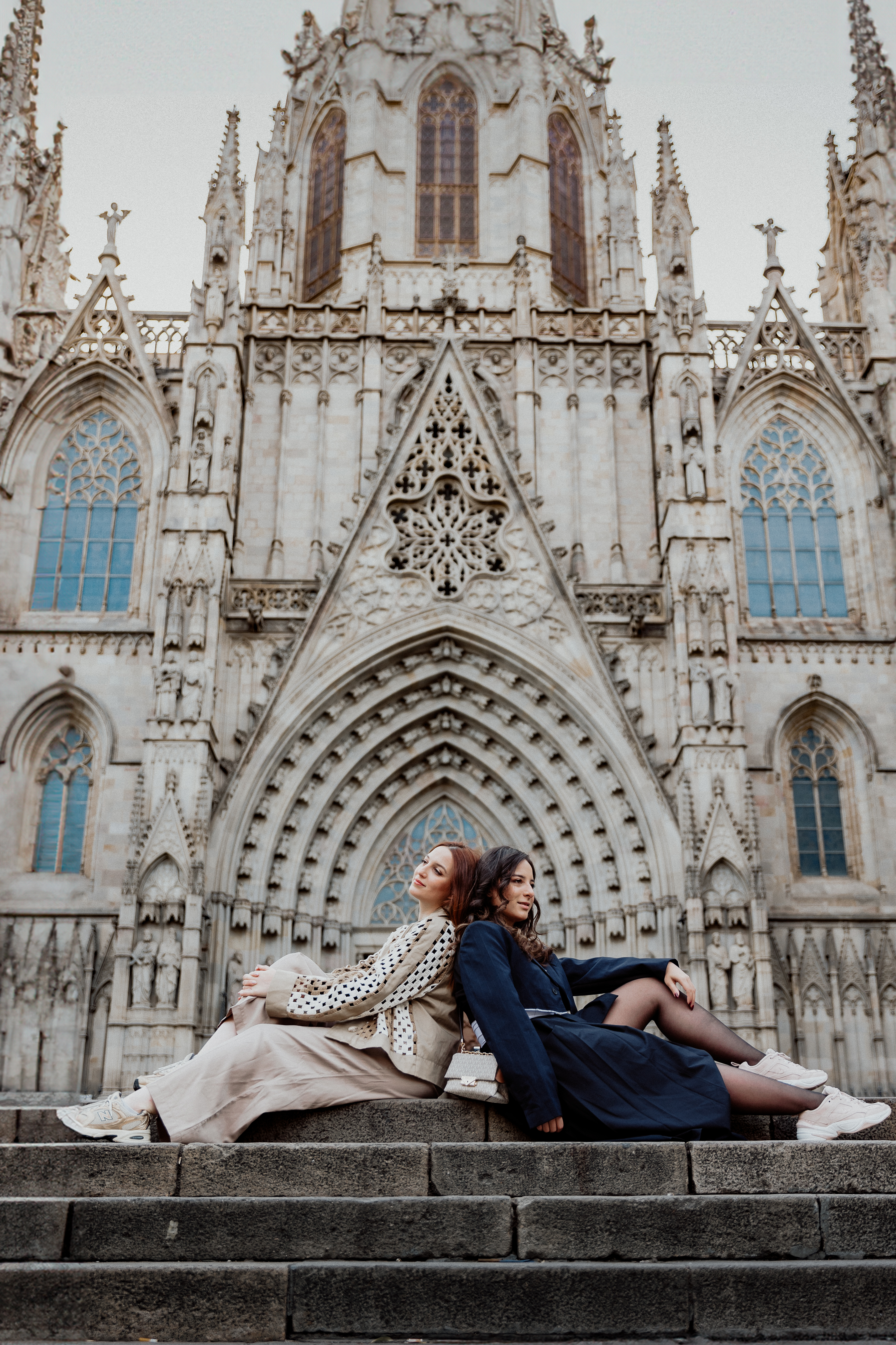 Pareja en sesión fotográfica con luz natural
