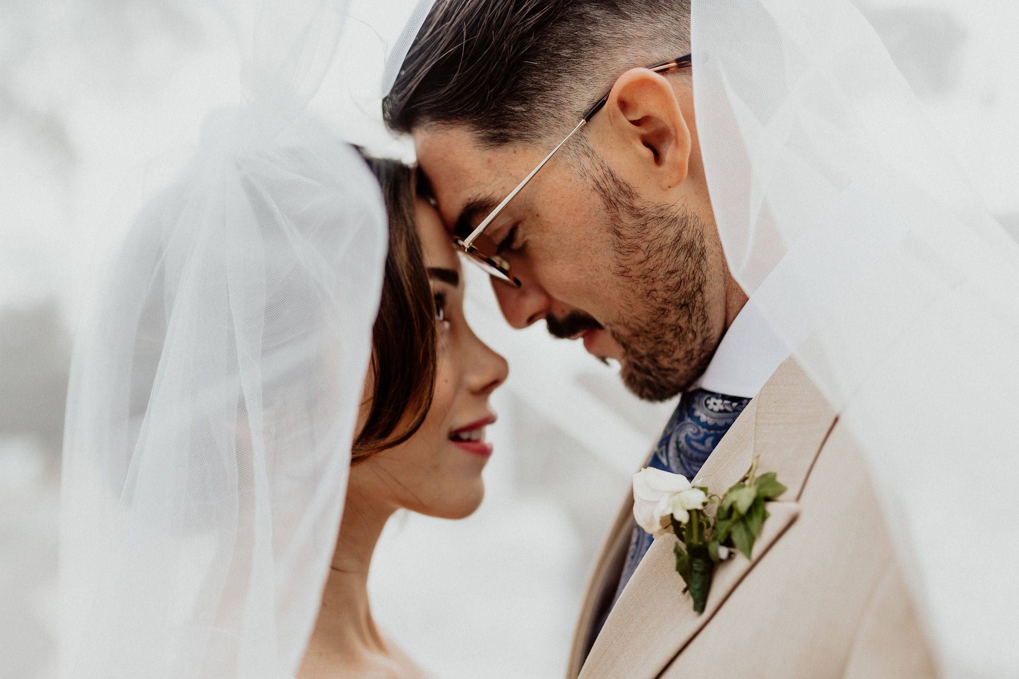 Momento íntimo de boda en blanco y negro