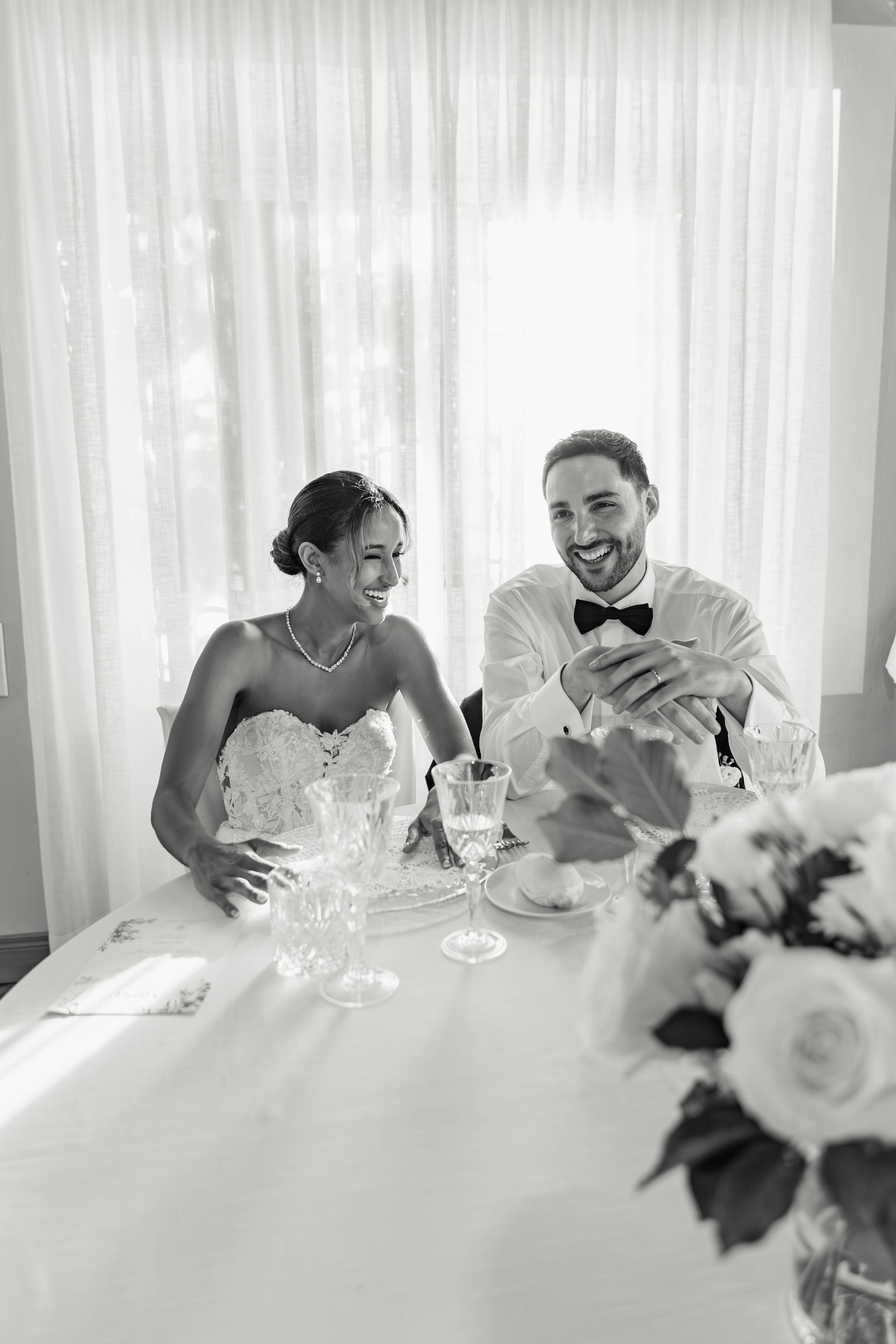 Detalle emocional de boda en blanco y negro
